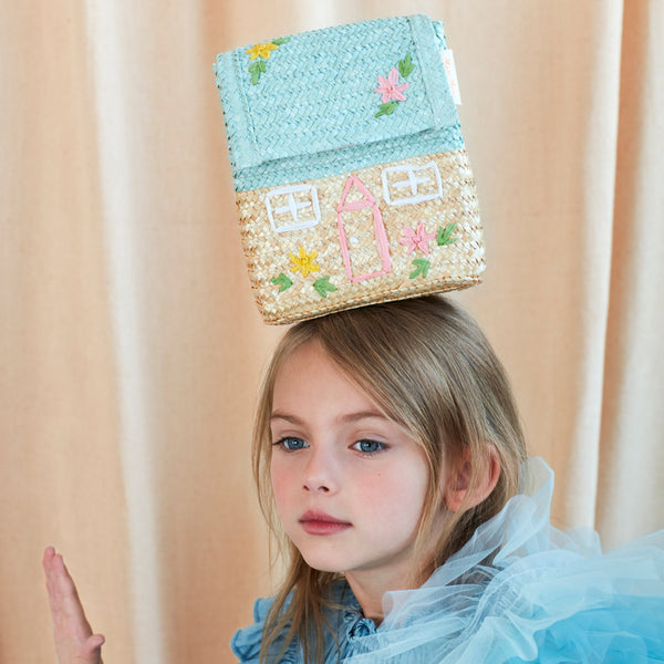 Our kids handbag, crafted from straw, is made to look like a pretty cottage. Image6