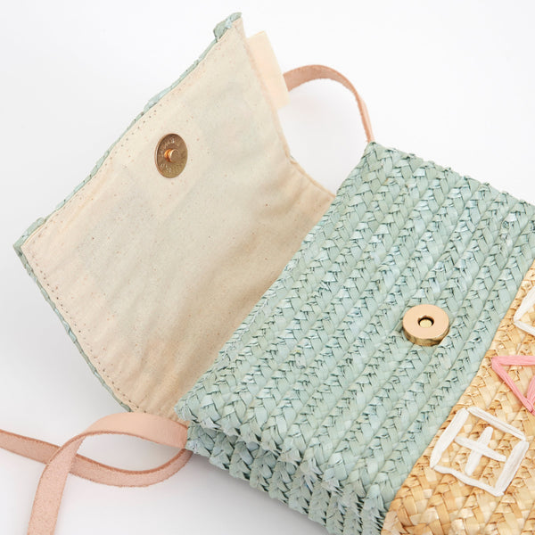 Our kids handbag, crafted from straw, is made to look like a pretty cottage. Image3