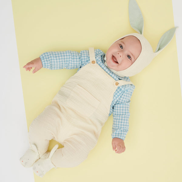 This delightful bunny baby bonnet is crafted from knitted organic cotton, with mint detail on the ears, and fastens with ivory coloured buttons. Image6