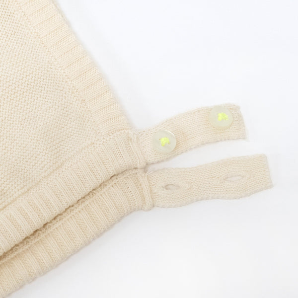 This delightful bunny baby bonnet is crafted from knitted organic cotton, with mint detail on the ears, and fastens with ivory coloured buttons. Image3